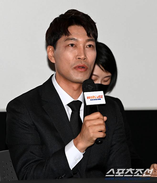 영화 '범죄도시2'의 언론시사회가 11일 코엑스 메가박스에서 열렸다. '범죄도시2'는 괴물형사 '마석도'(마동석)와 금천서 강력반이 베트남 일대를 장악한 최강 빌런 '강해상'(손석구)을 잡기 위해 펼치는 통쾌한 범죄 소탕 작전을 그린다. 시사회에 참석한 배우 최귀화가 질문에 답하고 있다. 허상욱 기자wook@sportschosun.com/2022.05.11/