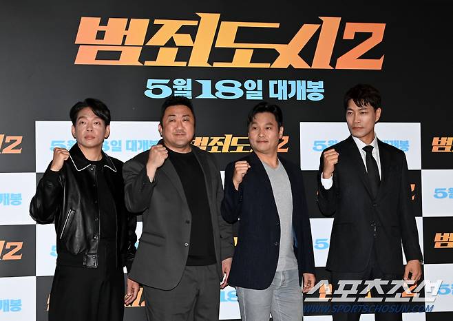 영화 '범죄도시2'의 언론시사회가 11일 코엑스 메가박스에서 열렸다. '범죄도시2'는 괴물형사 '마석도'(마동석)와 금천서 강력반이 베트남 일대를 장악한 최강 빌런 '강해상'(손석구)을 잡기 위해 펼치는 통쾌한 범죄 소탕 작전을 그린다. 시사회에 참석한 배우 박지환, 마동석, 이상용 감독, 최귀화가 포토타임을 갖고 있다. 허상욱 기자wook@sportschosun.com/2022.05.11/