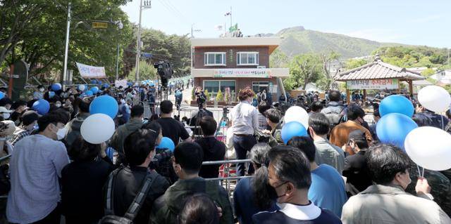 문재인 전 대통령 내외 귀향일인 10일 경남 양산 하북면 평산마을회관 앞에 문 전 대통령의 귀향을 축하하는 인파가 모여 있다. 뉴스1
