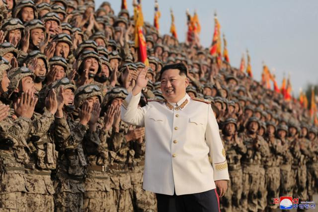 김정은 북한 국무위원장이 지난달 27일 조선인민혁명군 창건 90주년 경축 열병식 참가자들과 기념사진을 찍었다고 조선중앙통신이 지난달 29일 보도했다. 평양=조선중앙통신 연합뉴스