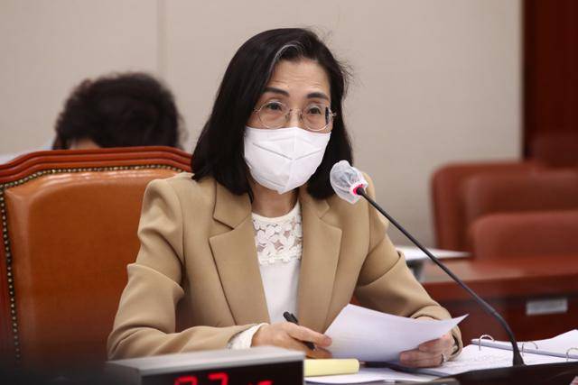 김현숙 여성가족부 장관 후보자가 11일 국회에서 열린 인사청문회에서 의원들의 질문에 답변하고 있다. 오대근 기자