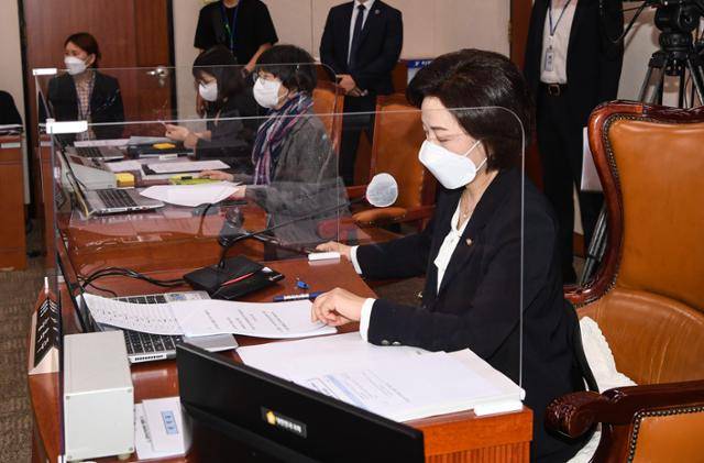 송옥주 국회 여성가족위원장이 11일 김현숙 여성가족부 장관 후보자 인사청문회에서 의사봉을 두드리고 있다. 김 후보자 제출 자료가 부실하다는 비판이 계속되자 송 위원장은 개회 1시간10여 분 만에 정회했다. 뉴스1