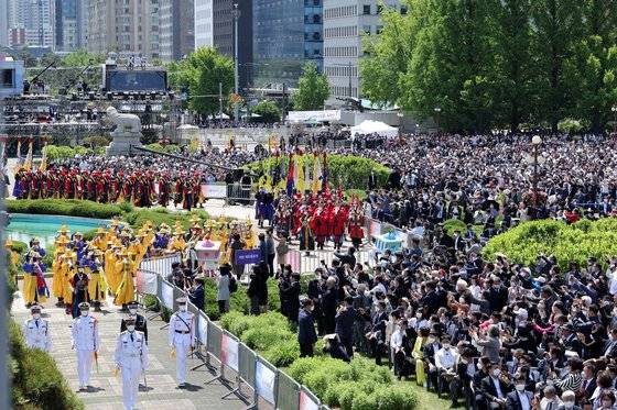 10일 국회에서 열린 제20대 윤석열 대통령이 취임에서 군악대 의장대가 사열을 하고 있다. 김성룡 기자