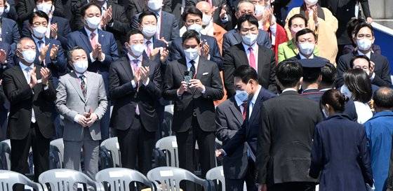 윤석열 제20대 대통령이 10일 오전 서울 여의도 국회에서 열린 취임식에 참석하며 기업 총수들의 박수를 받고 있다.  왼쪽부터 정의선 현대차그룹 회장, 박정원 두산그룹회장, 구광모 LG그룹회장, 정용진 신세계 그룹 부회장, 조원태 한진그룹 회장, 신동빈 롯데 회장, 이재용 삼성전자 부회장. 김성룡 기자