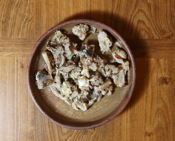 홍어 전은 삭힌 홍어를 찹쌀가루에 살짝 굴리고 계란물을 입혀서 지진다. 신인섭 기자