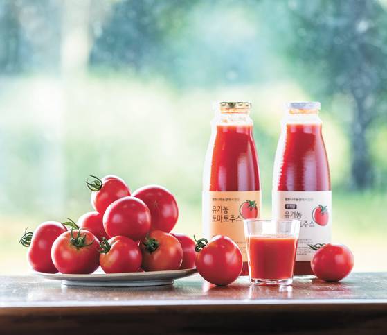 농장에서 갓 딴 완숙 토마토와 주스 완제품. 박종근 기자