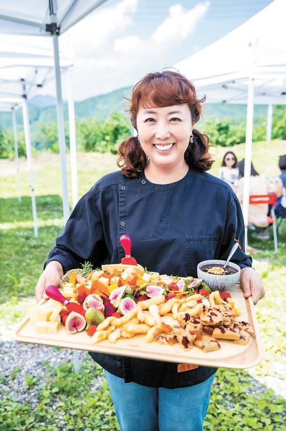 5가지 치즈와 말린 무화과, 혜림원 블루베리 조청, 캐러멜 초콜릿 등 디저트를 직접 서빙하는 홍신애 씨. 박종근 기자
