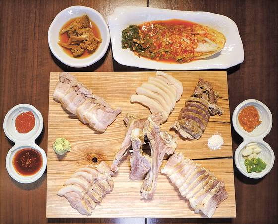 돔베고기 ‘큰 도감’은 돼지고기 여섯 부위를 따로 삶은 따뜻한 수육과 5가지 소스로 구성된다. [사진 이택희]