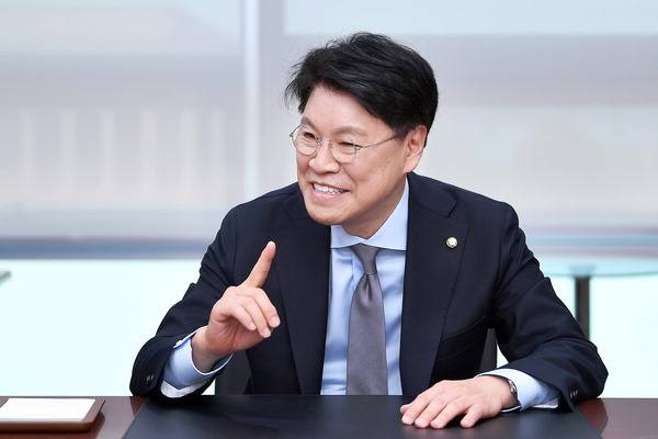 윤석열 대통령의 당선인 시절 비서실장을 맡았던 국민의힘 장제원 의원이 10일 국회 의원회관에서 국제신문과 단독 인터뷰를 하고 있다. 장 의원은 “부산 출신 국회의원으로서 윤석열 대통령과 부산을 잇는 역할을 하겠다”고 강조했다.  김정록 기자