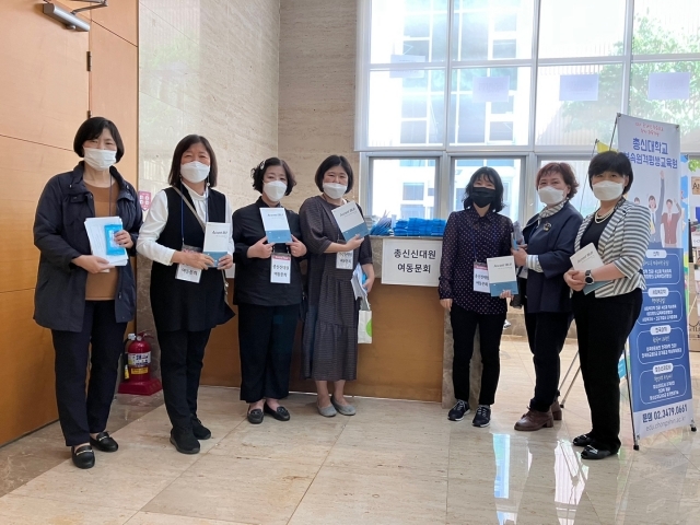 총신신대원여동문회 회원들이 9일 강원도 홍천에서 열린 교단 행사에서 강도권을 요구하는 유인물 등을 보여주고 있다.