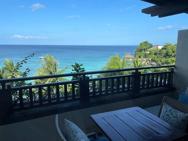 샹그릴라 보라카이 프리미어 씨뷰 룸 발코니.  /사진= 강예신 여행+ 기자