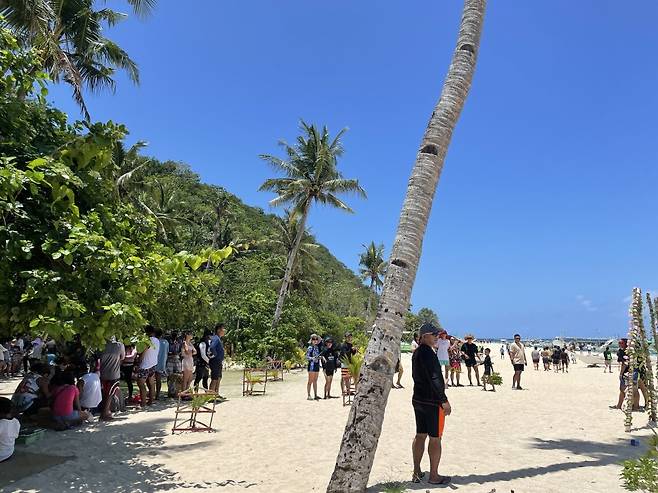 푸카쉘 비치의 상인들과 관광객들. /사진= 강예신 여행+ 기자