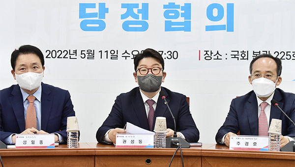 (From left)Sung Il-jong, Kweon Seong-dong and Choo Kyung-ho. [Photo by Yonhap]