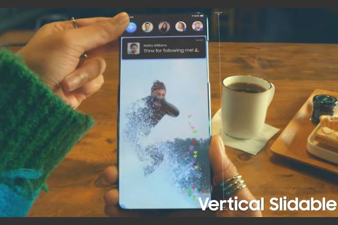 삼성디스플레이가 공개한 ‘버티컬 슬라이더블(Vertical Slidable)’ 디스플레이. 상하 수직으로 스마트폰 화면이 확대되는 것이 특징이다. [삼성디스플레이 유튜브 캡처]
