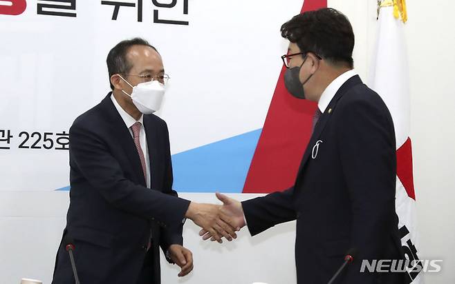 [서울=뉴시스] 김선웅 기자 = 권성동 국민의힘 원내대표(오른쪽)와 추경호 부총리 겸 기획재정부 장관이 11일 서울 여의도 국회에서 소상공인 손실보상 등에 관련된 2차 추경 편성을 다루는 당정 협의에 앞서 인사하고 있다. (공동취재사진) 2022.05.11. photo@newsis.com
