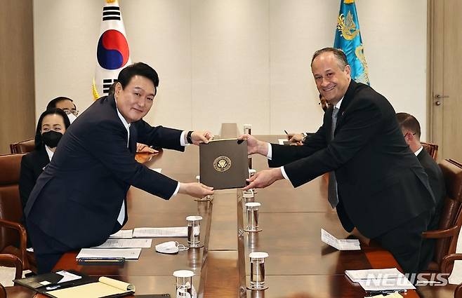 [서울=뉴시스] 전신 기자 = 윤석열 대통령이 10일 서울 용산 대통령실에서 미국 축하 사절인 '세컨드 젠틀맨' 더글러스 엠호프 변호사를 접견, 조 바이든 미국 대통령의 친서를 전달받고 있다. 2022.05.10.  photo1006@newsis.com