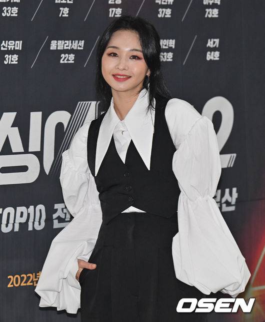 [OSEN=부산, 이석우 기자] 9일 부산 사직실내체육관에서 '싱어게인2 TOP10 전국투어 콘서트’가 열린다. 신유미가 콘서트를 앞두고 열린 포토타임에서 포즈를 취하고 있다. 2022.04.09 / foto0307@osen.co.kr