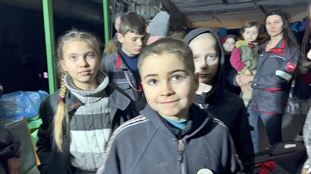 알리사와 함께 우크라이나 마리우폴 아조우스탈 제철소 지하 벙커에 은신했던 우크라이나 어린이들. 현재는 모두 마리우폴을 탈출해 자포리자로 갔다./출처=아조우 연대