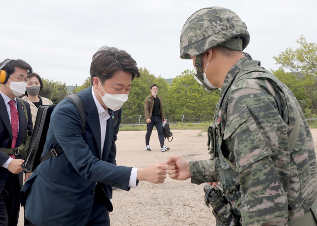 이준석 국민의힘 대표가 11일 인천 옹진군 백령도 해병대 제6여단을 방문해 군 관계자와 인사하고 있다. 국회사진기자단