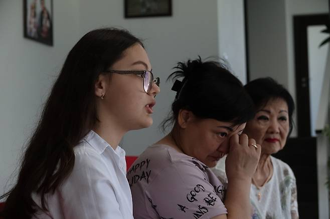 마리우폴에서 탈출한 고려인 삼대  (르비우[우크라이나]=연합뉴스) 임화영 기자 = 10일(현지시간) 마리우폴에서 탈출한 고려인 크리스티나(왼쪽), 옥사나(가운데), 리우보우 씨 삼대(三代)가 마리우폴에서 겪은 일을 이야기하고 있다. 2022. 5. 11 hwayoung7@yna.co.kr
 (끝)