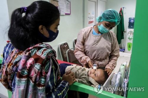 인도네시아 메단 병원의 어린이 환자 진료. 기사와 상관없음 [EPA 자료사진, 재판매 및 DB금지]