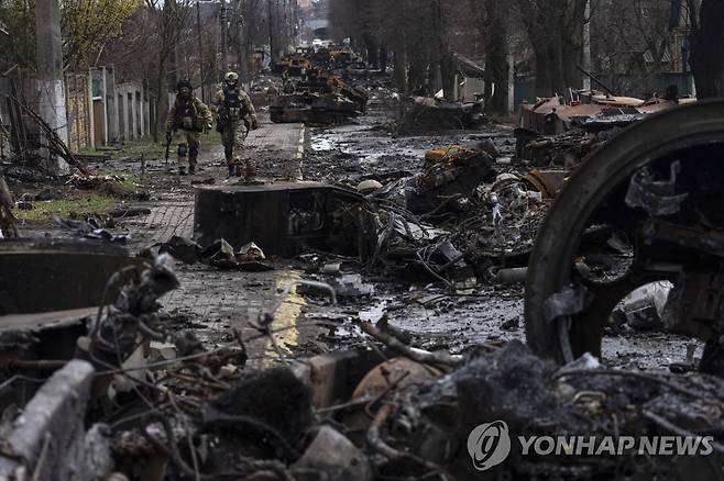 키이우 외곽에 널린 러시아군 전차의 잔해 [AP 연합뉴스자료사진, 재판매 및 DB 금지]