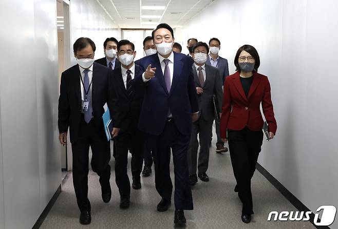 윤석열 대통령이 11일 오전 서울 용산 대통령실 업무공간을 둘러보고 있다. (대통령실 제공) 2022.5.11/뉴스1 © News1 안은나 기자