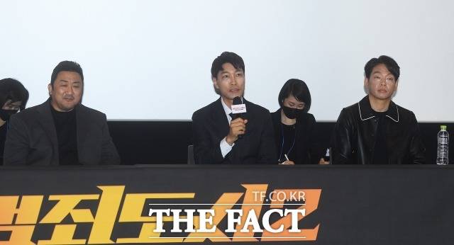 마동석 최귀화 박지환(왼쪽부터)이 11일 11일 서울 강남구 메가박스 코엑스에서 열린 '범죄도시2' 언론배급시사회 및 기자간담회에서 취재진의 질의에 답변하고 있다. 이날 기자간담회는 전 세계 50여 개국에 생중계되면서 영어 통역사를 동반한 글로벌 컨퍼런스로 진행됐다. /이동률 기자