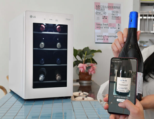 LG 디오스 오브제컬렉션 와인셀러는 스마트폰의 LG 씽큐(LG ThinQ) 앱을 연동한 후 와인의 전면 라벨만 찍으면 와인 정보나 보관 위치 등을 손쉽게 확인할 수 있다.(사진=LG전자)