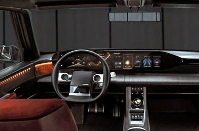 현대차 콘셉트카 ‘헤리티지 시리즈 그랜저’의 스티어링 휠과 실내 모습. /현대차 제공