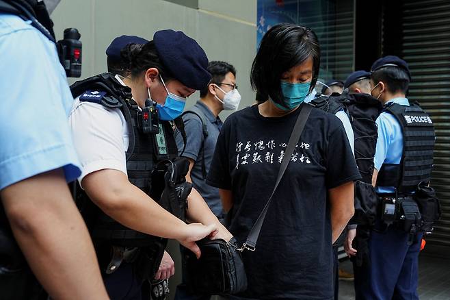 지난 8일 홍콩의 차기 행정장관 선거에 반대하는 시위 참가자의 가방을 경찰이 수색하고 있다. 아시아의 경제·금융 허브로 통하던 홍콩과 상하이는 중국 당국의 권위주의적 통제와 강력한 ‘제로 코로나’ 정책 탓에 외국 자본과 기업의 엑소더스(대탈출) 조짐이 나타나고 있다. /로이터·뉴스1
