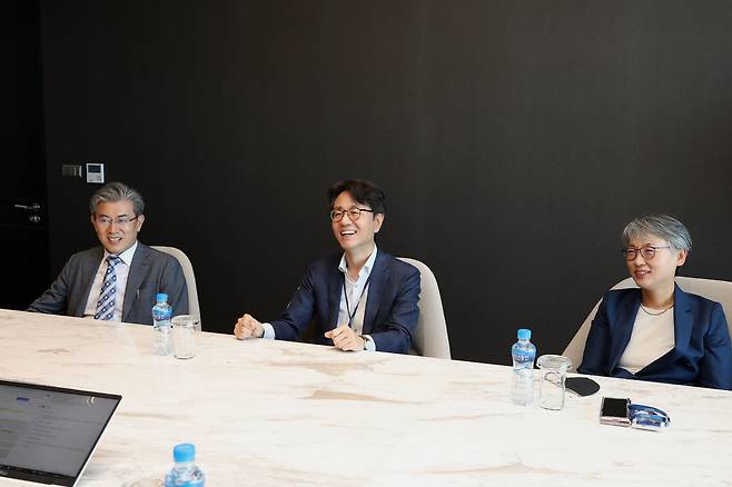 지난 9일 서울 강남구 삼성동 법무법인 율촌에서 진행된 조선비즈와의 인터뷰에서 정성무(가운데) 변호사와 김성진(왼쪽) 고문, 류양지(오른쪽) 고문이 질문에 답하고 있다. /율촌 제공