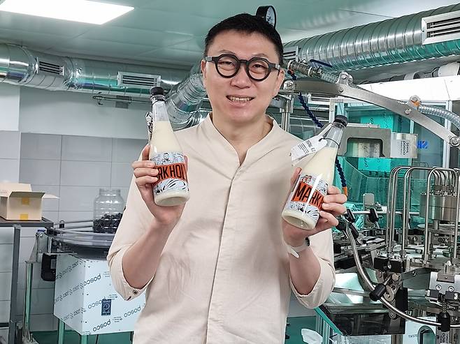 홀리워터컴퍼니 김태경 대표가 에일맥주 효모로 만든 막걸리 '마크 홀리'를 소개하고 있다. 마크 홀리는 가상의 인물로, 한국의 막걸리 맛에 반해 막걸리를 만든 미국인이다. /박순욱 기자