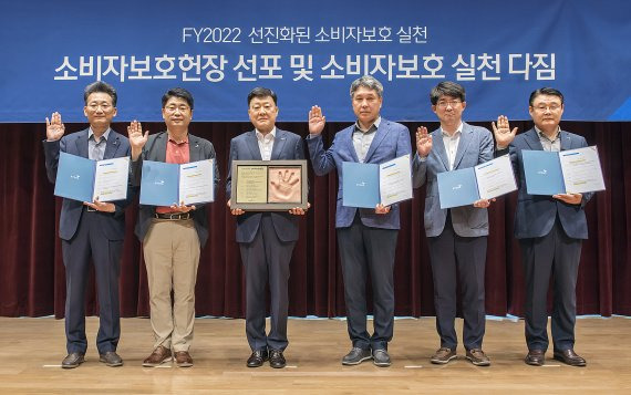 교보생명 편정범 대표이사 사장(왼쪽 세번째)과 유홍 소비자보호실장(왼쪽 두번째), 윤영규 보험서비스지원실장(오른쪽 세번째)이 지난 11일 서울 종로구 교보생명 본사에서 열린 '소비자보호헌장 선포 및 소비자보호 실천 다짐 행사'를 진행한 후 기념촬영을 하고 있다. 교보생명 제공