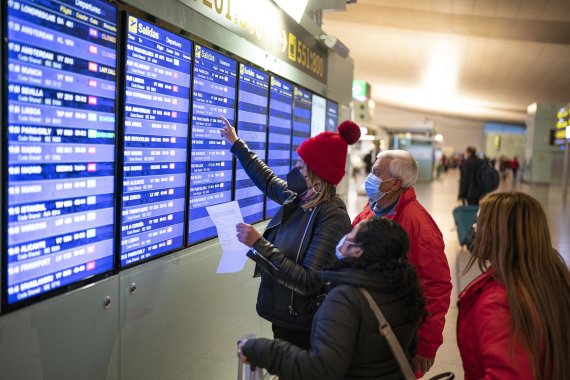 지난해 12월1일(현지시간) 스페인 바르셀로나 공항에서 승객들이 항공편 일정을 확인하고 있다.AP뉴시스