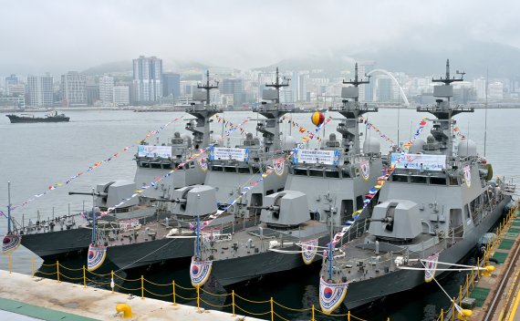 HJ중공업은 12일 해군의 연안방어 전력인 국산 신형고속정 4척의 통합진수식을 가졌다. 통합진수식 모습./제공=HJ중공업