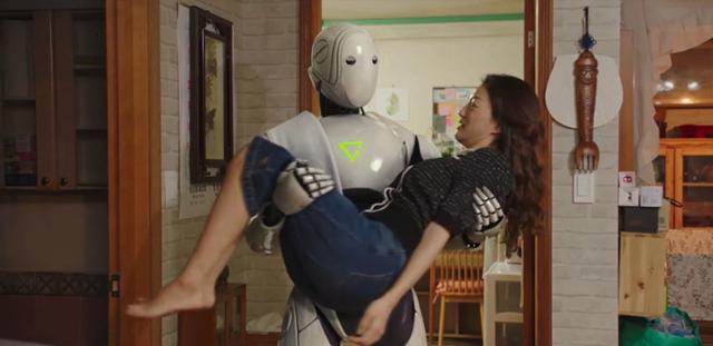 드라마 '나의 해방일지'에서 기정이 로봇에 안겨 화장실로 이동하고 있다. 기정의 상상 장면이다. JTBC 방송 캡처