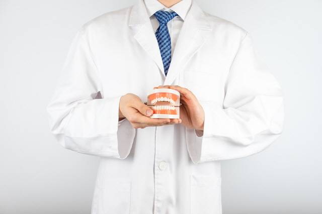 안 맞는 틀니를 사용하면 세균 감염 및 잇몸뼈 변화를 촉진하기 꾸준하게 조정해야 한다./사진=클립아트코리아