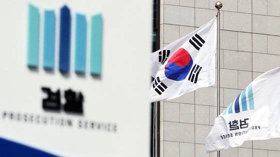 문재인 정부는 임기를 불과 며칠 앞두고 검수완박(검찰수사권 완전 박탈) 법안을 공포했다. 서울 서초구 대검찰청에서 검찰 깃발이 바람에 날리는 모습.연합뉴스