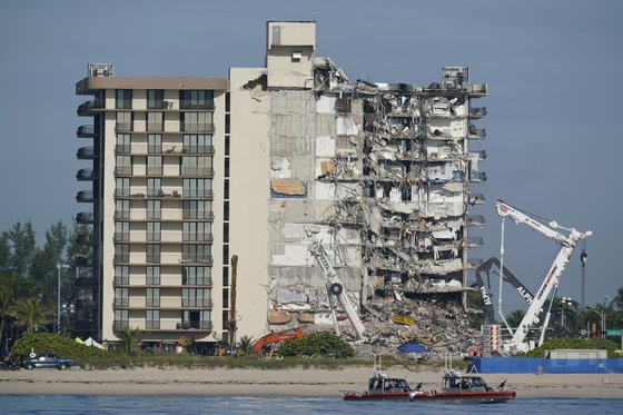 지난해 6월 붕괴된 플로리다의 아파트. 배상액 규모는 1조3000억원에 이른다. 연합뉴스