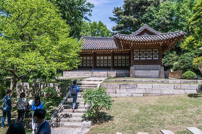 10일 서울 종로구 청와대 개방 행사에 참가한 시민들이 청와대 경내 문화유산인 침류각을 둘러보고 있다. 김상선 기자