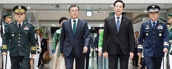 2017년 8월 당시 문재인 대통령이 이순진(왼쪽 첫째) 합참의장 이임식과 정경두(오른쪽 첫째) 합참의장 취임식에 참석하기 위해 송영무(오른쪽 둘째) 국방부장관과 함께 행사장으로 이동하고 있다. [연합뉴스]