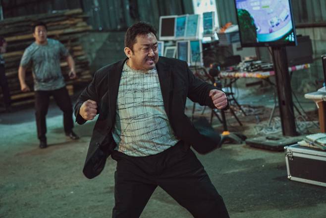 영화 <범죄도시2>는 강력계 형사 마석도(마동석)가 베트남을 근거지로 활동한 무자비한 범죄자 강해상(손석구) 일당을 추적하는 이야기를 담았다. 에이비오엔터테인먼트· 메가박스중앙㈜플러스엠