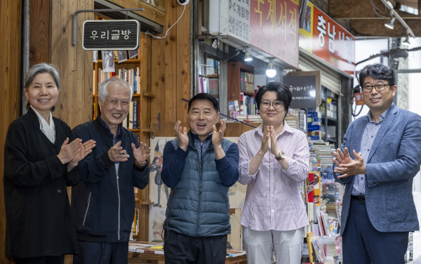 11일 부산 중구 보수동 책방골목에서 우리글방 문옥희(왼쪽부터) 대표, 국제서적 손택익 대표, 충남서점 남명섭 대표,  보수동 책방골목 이민아 번영회장, (주)KLDNC 김대권 대표가 웃으며 대화를 나누고 있다. 이원준 기자 windstorm@kookje.co.kr