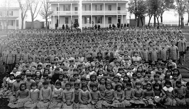 1900년 미국 펜실베니아 주에 있었던 칼아일 인디언 상업 기숙학교의 학생들 모습. 위키피디아