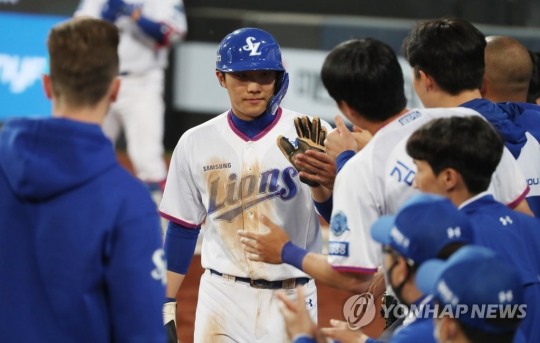 (대구=연합뉴스) 4일 오후 대구 삼성라이온즈파크에서 열린 프로야구 '2022 신한은행 쏠(SOL) KBO 리그' NC 다이노스와 삼성 라이온즈의 경기. 3회 말 1사 주자 만루 상황에서 타석에 들어선 삼성 이원석의 희생플라이 때 홈을 밟은 이재현이 동료들의 축하를 받고 있다.