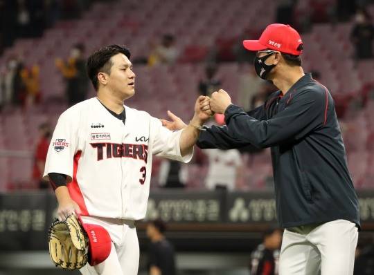 12일 광주 kt전에서 역전타를 날린 김선빈이 김종국 감독의 축하를 받고 있다.[연합뉴스 제공]