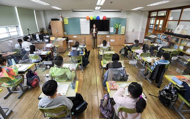 전국 모든 학교에서 정상 등교가 이뤄진 지난 2일 서울 광진구 광장초등학교 학생들이 담임선생님에게 관련 안내를 받고 있다. [연합]