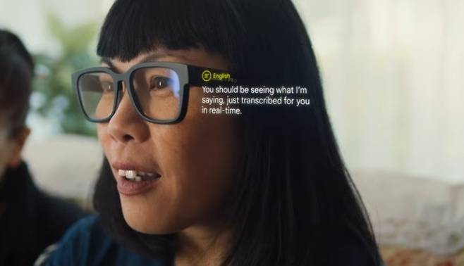 구글이 '픽셀 생태계' 미래 제품으로 발표한 AR글래스. AR글래스가 실시간 번역 중이다. 콘셉 이미지로 실제 출시 계획은 미정이다. [구글 유튜브]