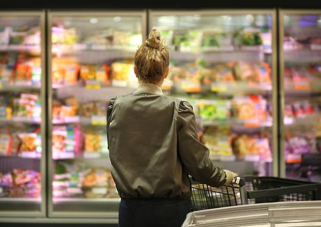 한 여성이 슈퍼마켓의 냉동식품 코너를 둘러보고 있다. 게티이미지뱅크